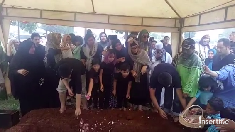 Tangis Nirina Zubir di Pemakaman Sang Ibunda Ibunda Nirina Zubir, Cut Indria Martini, mengembuskan napas terakhirnya pada Selasa (12/11). Jenazah disalatkan selepas Ashar dan segera dimakamkan.