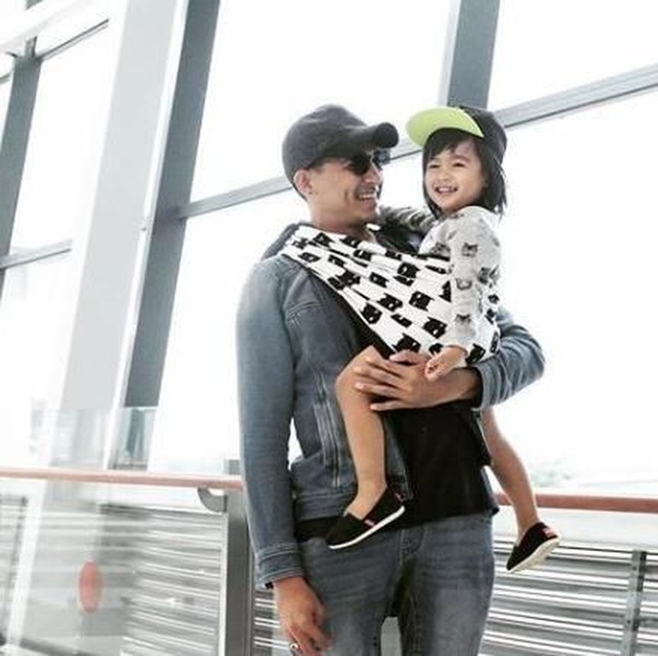 <p>Ryan Delon   Aktor FTV yang satu ini sekarang sudah punya dua anak. Ryan Delon nampak sayang dan akrab, terutama dengan anak laki-lakinya, Ryshaka. Setuju kan, Bun? (Foto: Instagram @tailwagging)</p>