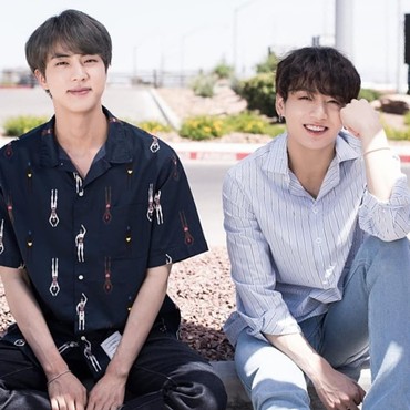 Baik Banget, Jin dan Jungkook BTS Bantu Kru Perempuan Perbaiki Tangga