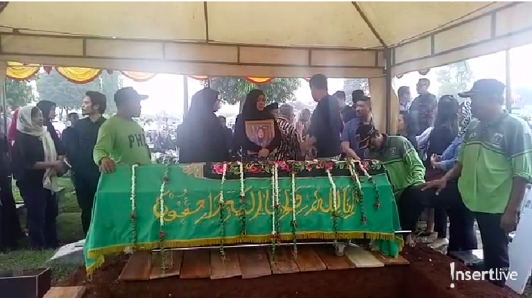 Tangis Nirina Zubir di Pemakaman Sang Ibunda Ibunda Nirina Zubir, Cut Indria Martini, mengembuskan napas terakhirnya pada Selasa (12/11). Jenazah disalatkan selepas Ashar dan segera dimakamkan.