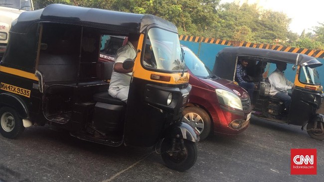 Suara klakson di India menjadi alat komunikasi antar pengguna jalan. Membunyikan klakson, maka pengendara memberikan sinyal posisi kepada pengendara lain.