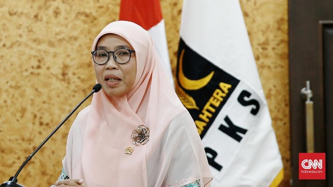 PKS mempertanyakan perbedaan kebijakan PPKM Darurat dengan kebijakan penanganan pandemi selama ini. Evaluasi kebijakan pemerintah dinilai tidak jelas.