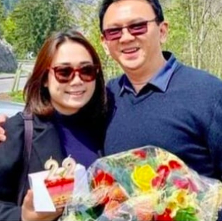 <p>Calon Bunda asal Nganjuk Jawa Timur ini mendapat kado ulang tahun ke-22 dari suaminya tercinta, Ahok. (Foto: Instagram_nastitii)</p>