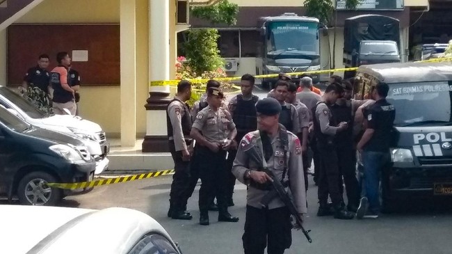 Pelayanan pembuatan SKCK di Mapolrestabes Medan dialihkan ke sejumlah Polsek sekitarnya.