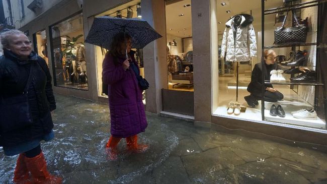 Venesia Masih Direndam Banjir, Italia Umumkan Kondisi Darurat Banjir masih merendam Venesia hingga Jumat (15/11) dengan ketinggian mencapai 1,6 meter hinyya dinyatakan sebagai kondisi darurat.