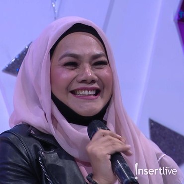 Cara Vicky Prasetyo 'Colongan' Peluk Bunda Sarita