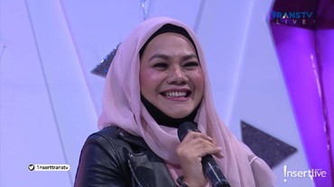 img-title Cara Vicky Prasetyo 'Colongan' Peluk Bunda Sarita