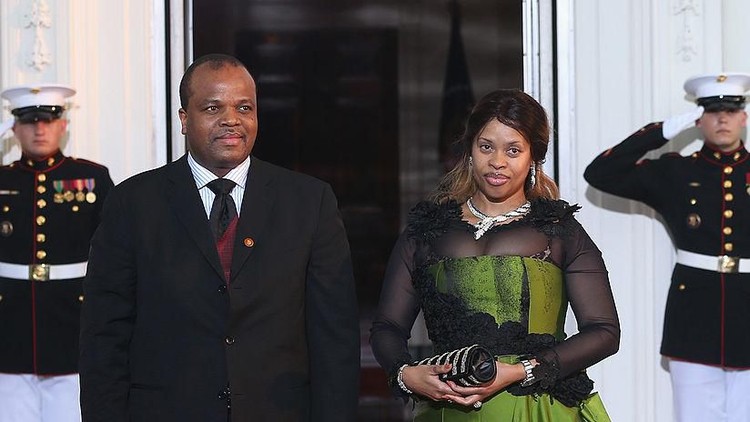 Raja Swaziland, Mswati III jadi sorotan karena memiliki 15 istri dan suka menghamburkan uang untuk memanjakan para selir. Tapi ternyata, ada yang tak bahagia.