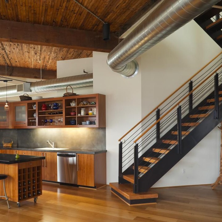 <p>Jika rumah Bunda bergaya industrial, desain tangga rumah seperti ini cocok dipakai. Foto: iStock</p>