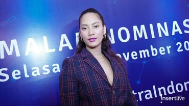 img-title Pamer Cincin Pasangan, Tara Basro Sudah Menikah?