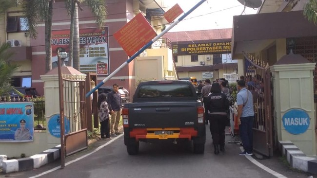 Kasat Reskrim Polrestabes Medan Kompol Teuku Fathir Mustafa terlibat perdebatan sengit dengan Mayor Dedi saat puluhan tentara mendatangi Polrestabes Medan.