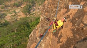 VIDEO: Melintasi Tali di Gunung Api Purba Nglanggeran