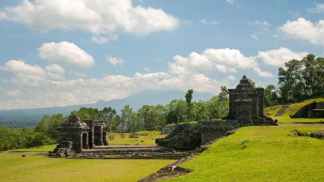 Musisi Kunto Aji ikut aksi penanaman ribuan pohon di Candi Ratu Boko, demi penghijauan kawasan bersejarah.