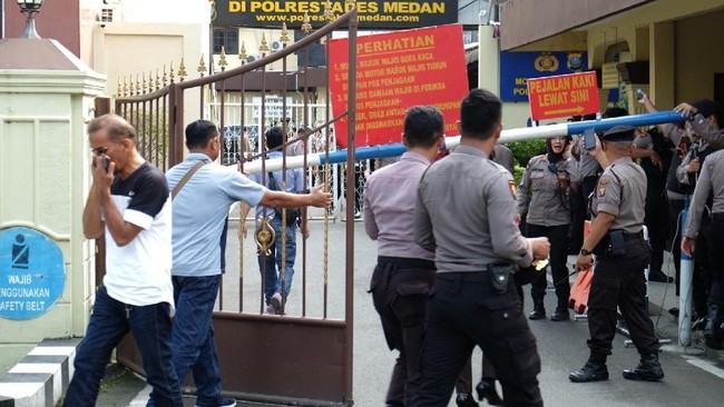 Polisi masih melakukan olah tempat kejadian perkara di lokasi ledakan bom di Mapolrestabes Medan. Seorang diduga pelaku meninggal di lokasi ledakan.