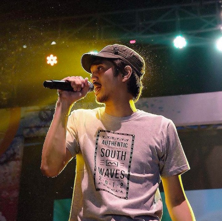 <p>Lihat Duta pegang microfon otomatis langsung pingin ikut nyanyi ya, Bun. Lagu Sheila on 7 mana yang paling Bunda favoritkan? (Foto: Instagram @duta507)</p>