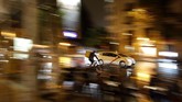 Pengguna sepeda tengah melaju di antara mobil-mobil di Madrid, Spanyol pada Kamis (7/11). (AP Photo/Manu Fernandez)
