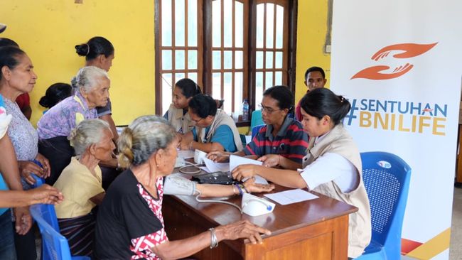 BNI Grup Sentuh NTT dengan Pengobatan & Literasi Keuangan PT Bank Negara Indonesia (Persero) Tbk (BNI) dan salah satu anak perusahaan, BNI Life bersinergi untuk berbagi dengan sekitar 500 warga di pedalaman Pulau Solor