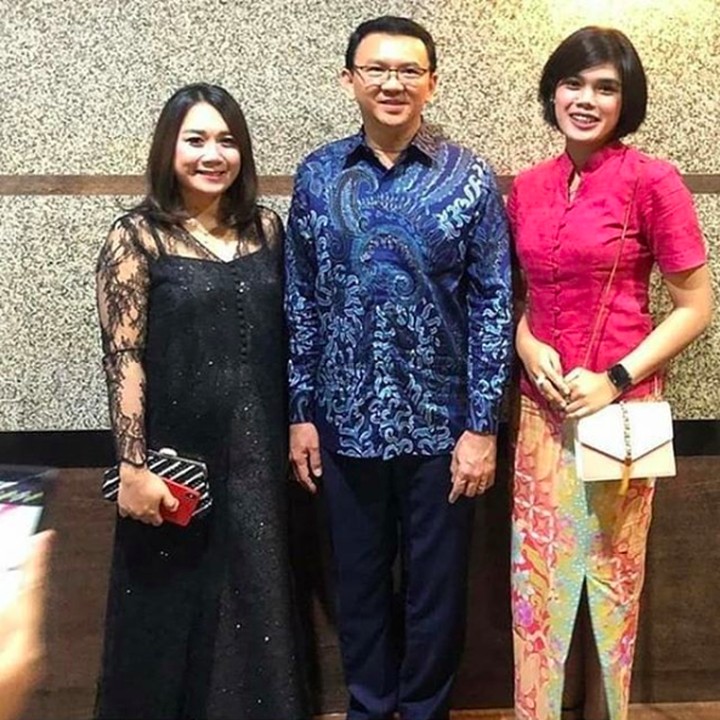 <p>Menemani suami kondangan, Puput terlihat anggun mengenakan <em>lace dress</em> berwarna hitam. Menyamarkan bentuk perut yang sudah membesar. (Foto: Instagram_nastitii)</p>