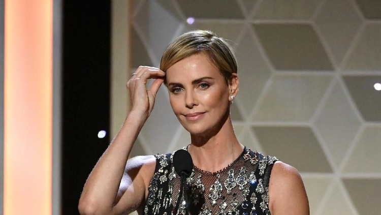 Charlize Theron secara terbuka menceritakan saat-saat mencekam ketika ibunya membunuh sang ayah. Saat itu dia baru berusia sangat muda.