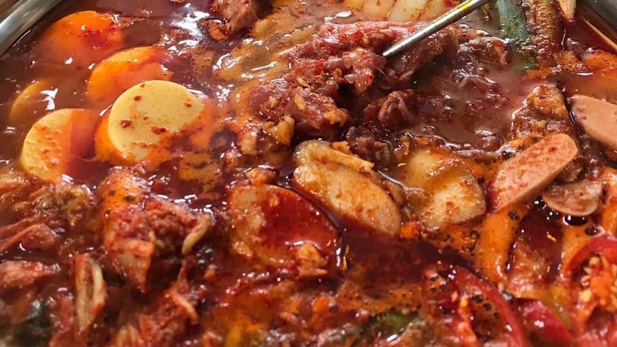 Saos Merah Korea Menggoda yang Menggelegar di Mulut Duo Makan juga menikmati surabi cream durian yang lumer di mulut.