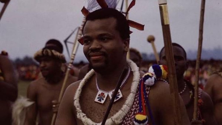 Raja Swaziland pernah dituntut ibu istri kesepuluhnya. Ia dituntut menculik istrinya itu saat masih gadis dari sekolahnya.