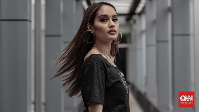 Menurut Cinta Laura, pelaku KDRT tidak hanya layak diberi hukuman tidak bisa bekerja kembali, tetapi jauh lebih berat dari itu.