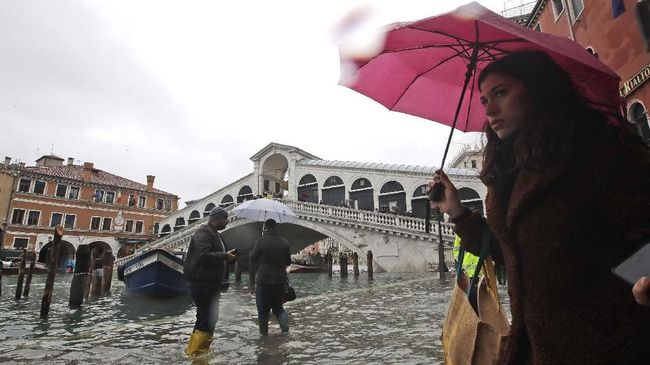 Kota kanal Venice (Venesia) di Italia juga terancam didepak dari daftar UNESCO karena dianggap tidak memenuhi standar kelestarian lingkungan dan sejarah.