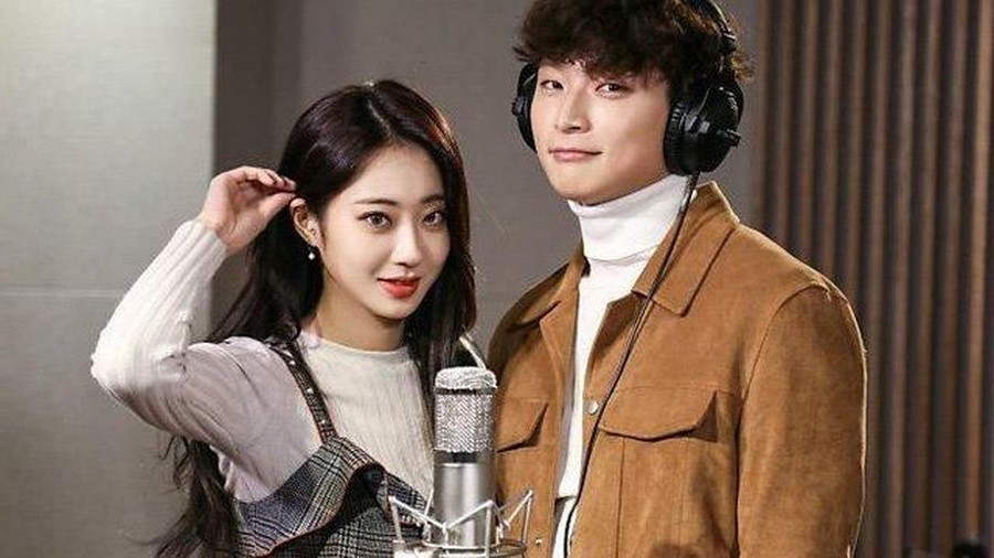 Jinwoon 2AM dan Kyungri telah dilaporkan berpacaran.