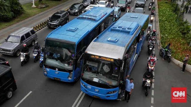 Pemerintah provinsi DKI Jakarta membatasi operasional transportasi umum selama penerapan PSBB, dikuatkan melalui Pergub dan SK Dishub DKI.