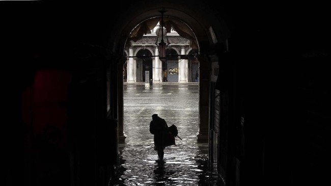 Alun-alun St. Mark ditutup lagi akibat banjir yang kembali terjadi di wilayah Venesia, Italia, untuk ketiga kalinya selama kurang dari sepekan.