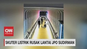 VIDEO: Skuter Listrik Rusak Lantai JPO Sudirman