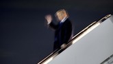 Presiden AS Donald Trump tiba di Pangkalan Angkatan Udara Andrews pada Jumat (8/11). (Photo by Brendan Smialowski / AFP)