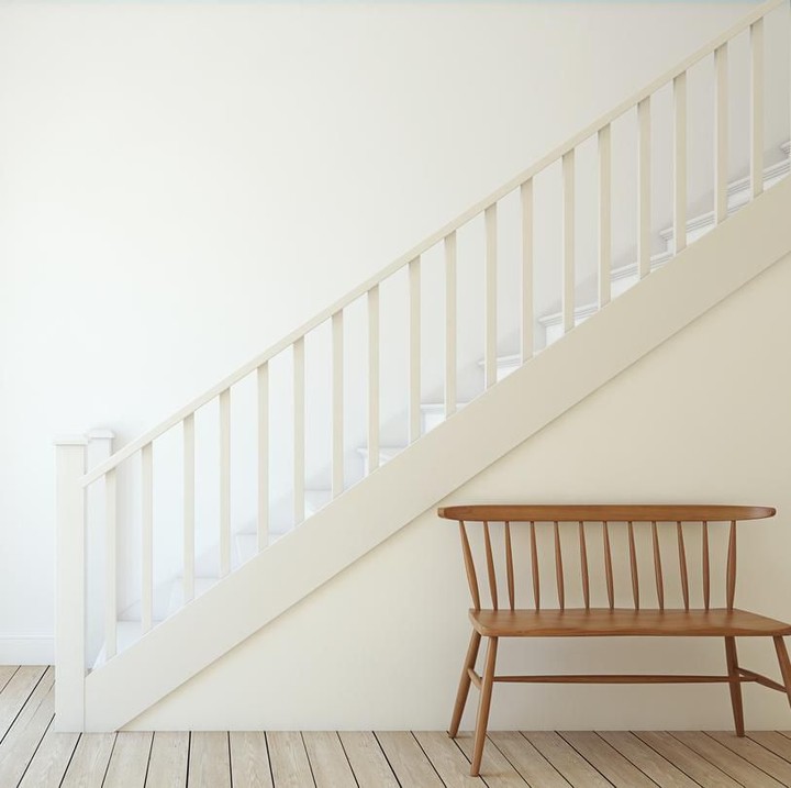 <p>Desain tangga sama pentingnya dengan komponen rumah lainnya. Ini karena tangga mengambil ruang di rumah kita. Hingga kini desain klasik seperti ini masih digunakan sebagian besar rumah.Foto: iStock</p>