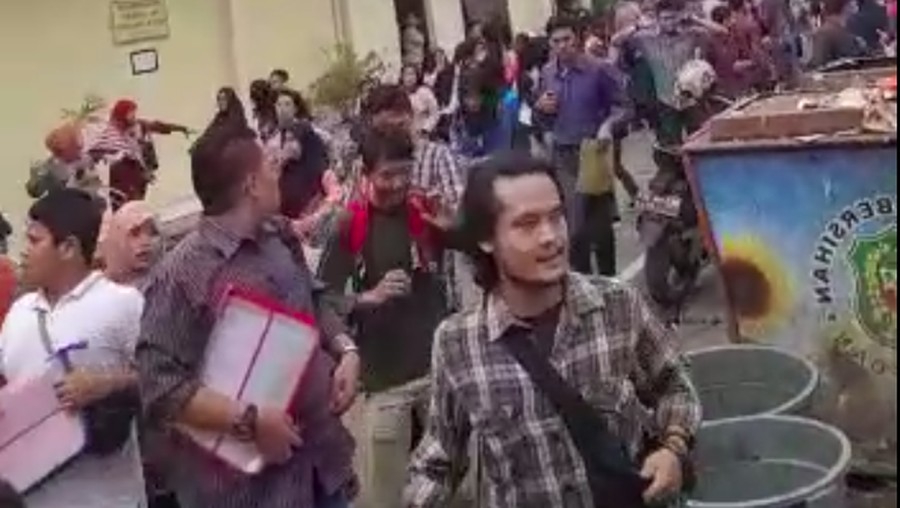 Panik dan berlarian, suasana mencekam Polrestabes Medan usai bom bunuh diri.