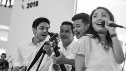 Lirik Lagu Tersenyum, Untuk Siapa? - HiVi!