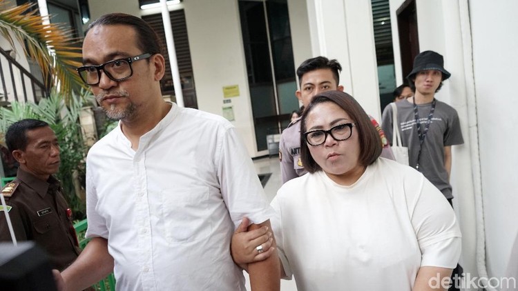 Komedian Nunung tertangkap kamera tengah berada di Solo bersama suaminya, Jan Sambiran. Padahal, Nunung dan suami diketahui masih menjalani rehabilitasi.
