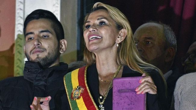 Presiden Bolivia Mundur, Senator Deklarasi Diri Jadi Presiden Senator Bolivia Jeanine Anez mendeklarasikan diri sebagai presiden untuk mengisi kekosongan kekuasaan setelah Evo Morales mengundurkan diri.