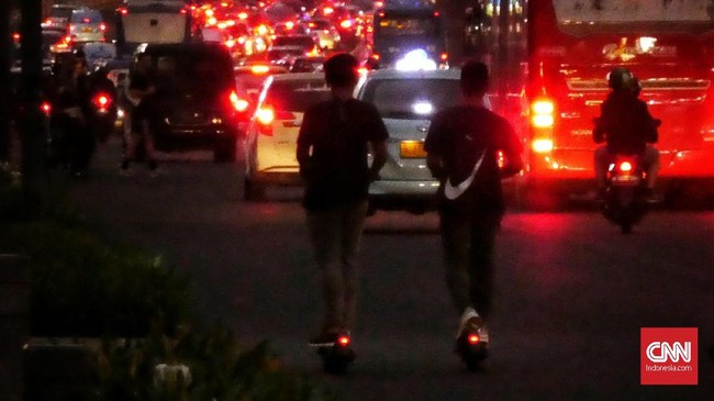 Warga Jakarta pengguna jasa GrabWheels mengeluarkan reaksi yang beragam usai insiden tewasnya dua pengguna otopet listrik beberapa waktu lalu.