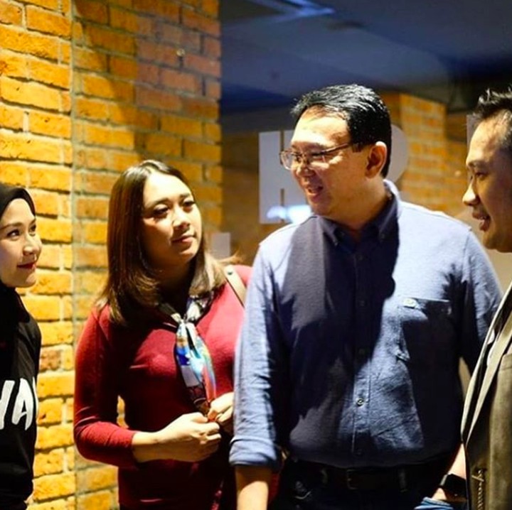 <p>Bersama Ahok menghadiri premier film <em>Bumi Manusia</em> garapan Hanung Bramantyo. <em>Scraft</em> menjadi andalan Puput untuk melengkapi <em>maxi dress</em> bernuansa marun. (Foto: Instagram_nastitii)</p>