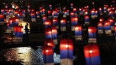 Seorang pengunjung berjalan di dekat lentera dalam Festival Lentera Seoul di sepanjang aliran Cheonggye di Seoul, Korea Selatan, Kamis (7/11). (AP Photo/Lee Jin-man)