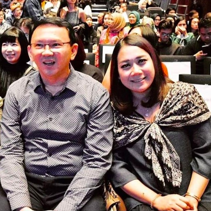 <p><em>Long bob hair</em> membuat wajah Puput tak terlihat <em>chubby</em>. Cocok untuk Puput yang sedang mengalami lonjakan berat badan. Kita doakan semoga Puput lancar dan sehat hingga lahiran ya, Bun. (Foto: Instagram_nastiti)  </p>