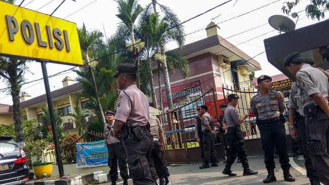 Mayor Dedi Hasibuan diperiksa setelah membawa puluhan prajurit TNI menggeruduk Polrestabes Medan untuk meminta penangguhan penahanan tersangka berinisial ARH.