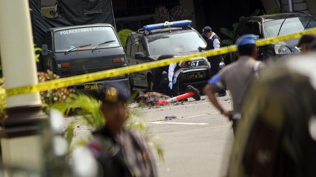 Kepolisian menyebut pelaku bom bunuh diri Mapolrestabes Medan, menggunakan sebo, jaket, membawa ransel dan berbaur dengan masyarakat yang hendak membuat SKCK.