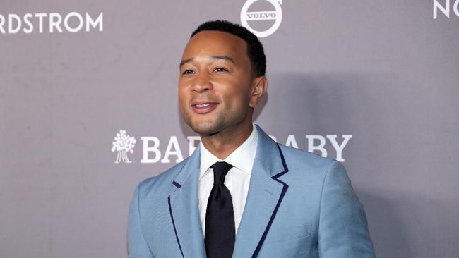 Musisi John Legend didaulat menjadi pria terseksi 2019 versi majalah People, mengikuti jejak Blake Shelton dan Adam Levine.