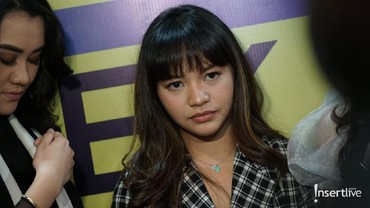 Amel Carla Tak Sabar Saksikan Gerhana Matahari yang Disebut Tanda Kiamat