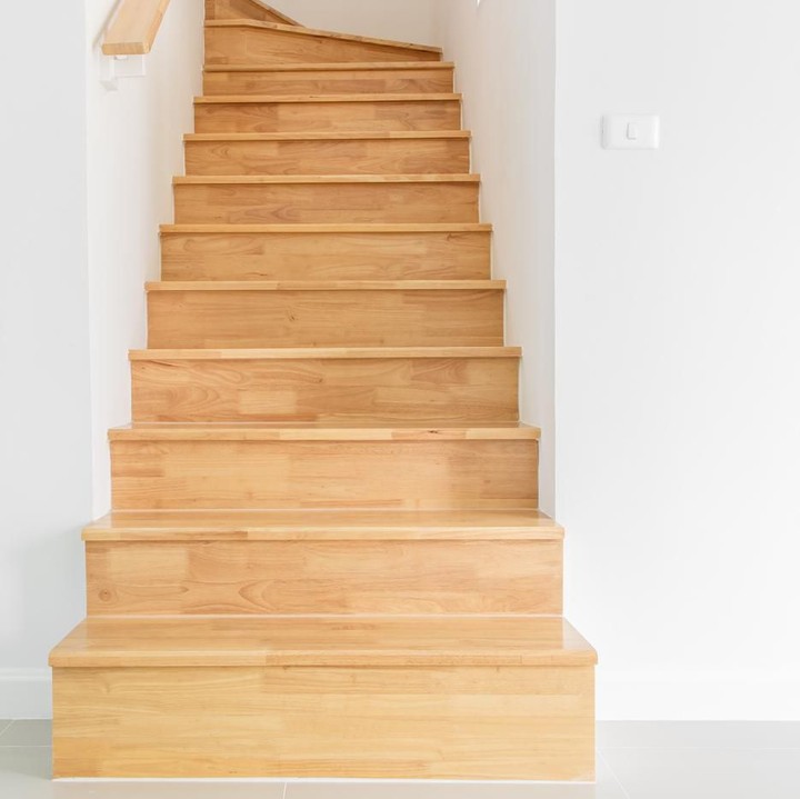 <p>Desain tangga kayu ini juga terlihat simpel, kanan kirinya diapit tembok sehingga aman bagi bayi. Foto: iStock</p>