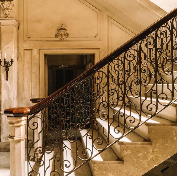 <p>Salah satu desain tangga gaya kolonial. Jika menerapkan desain seperti ini pastikan sesuai dengan gaya rumah Bunda. Foto: iStock</p>