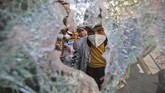 Para demosntrak Irak bentrok dengan pasukan keamanan di lapangan Khallani di Baghdad saat demonstrasi antipemerintah berlangsung pada Senin (11/11). (Photo by AHMAD AL-RUBAYE / AFP)