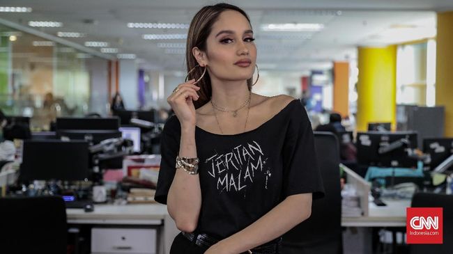 Datangi Citayam Fashion Week, Cinta Laura lebih memilih memungut sampah dan mengampanyekan menjaga kebersihan.