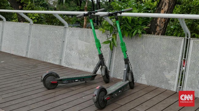Resto Geprek Bandung milik Ibu Sugianti menyediakan skuter listrik sehingga pengunjung bisa menikmati makanan sekaligus mencoba bermain GrabWheels.
